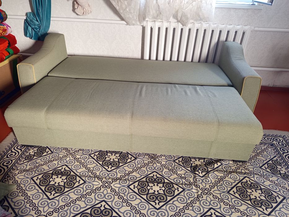 Диван жастықтары бар