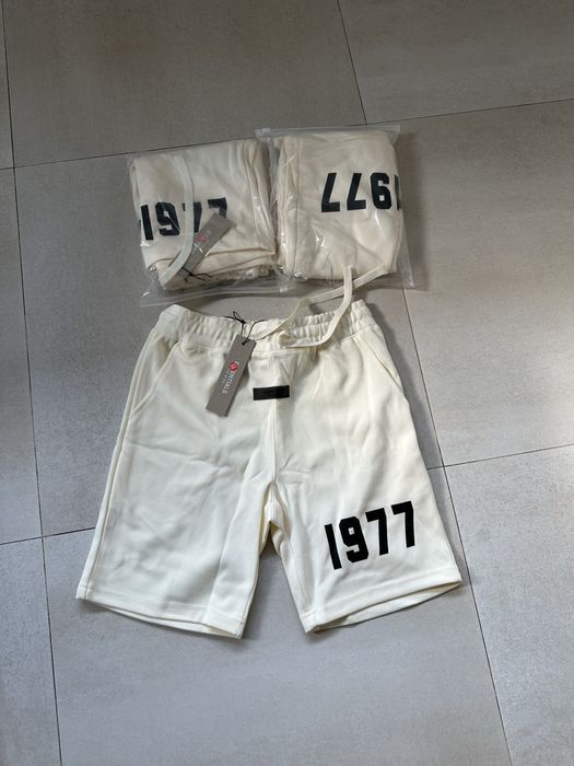 Oferta 150 lei azi! Pantaloni Essentials Fog M sau L
