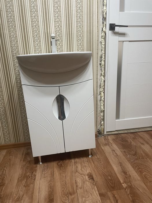 Раковина  с тумбой ..