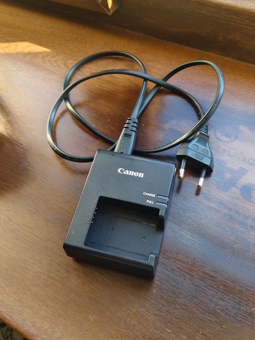 Зеркальный фотоаппарат Canon EOS 2000D