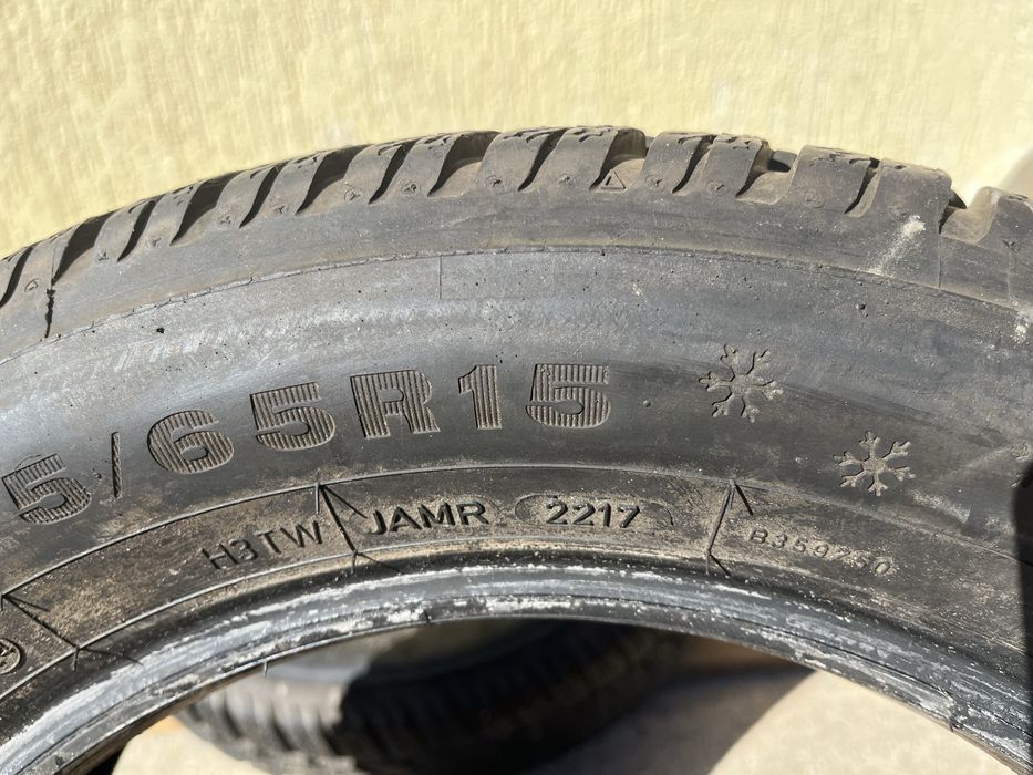 2 бр. зимни гуми 175/65/15 Dunlop 6,5 mm DOT 2217