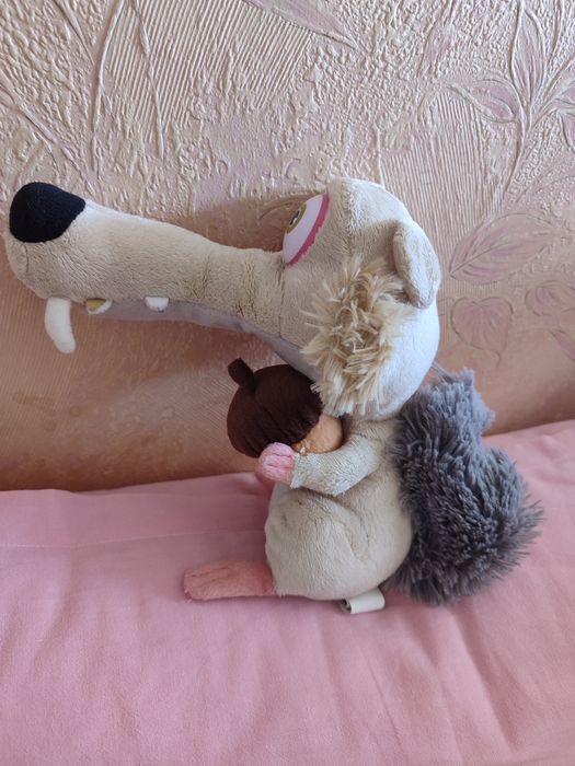 Плюшена играчка катерица с жълъд от Ice age