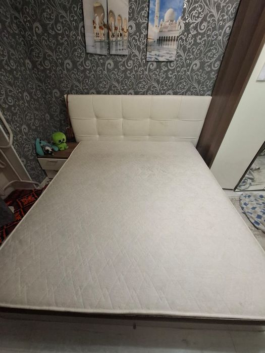 Двухспальная кровать с матрасом