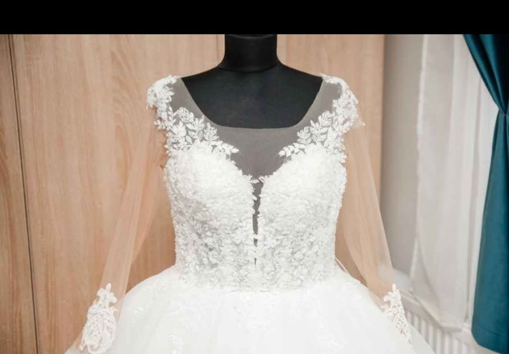 Vand rochie mireasa !