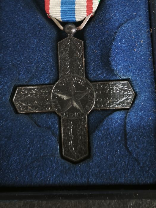 Lot medalii și insigne Italia