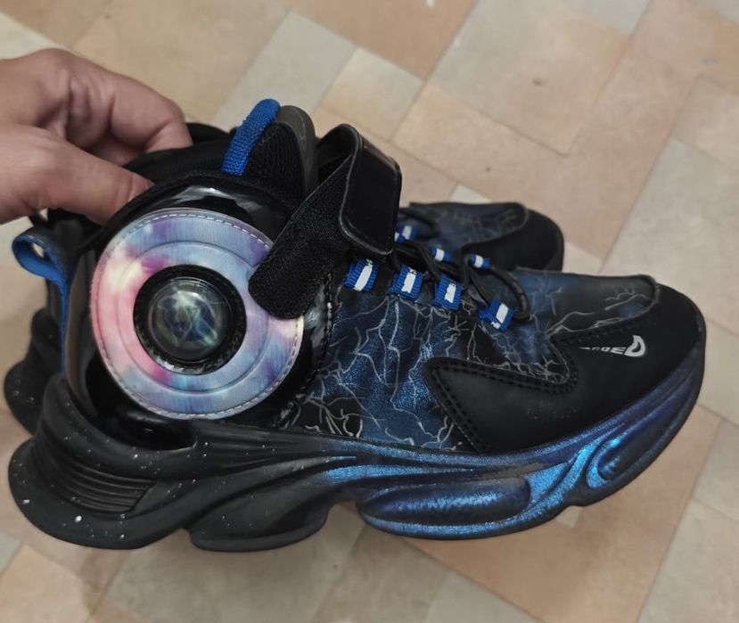 Продам детские кроссовки