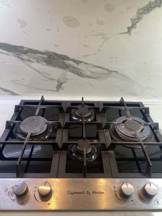 Поверхность газовая продам  стекло в хорошем состоянии