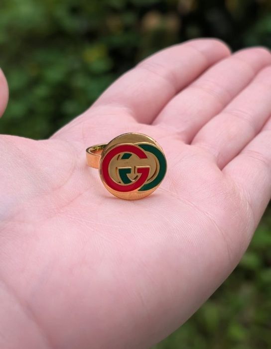 Vechi inel Gucci GG placat cu aur, cu email rosu si verde