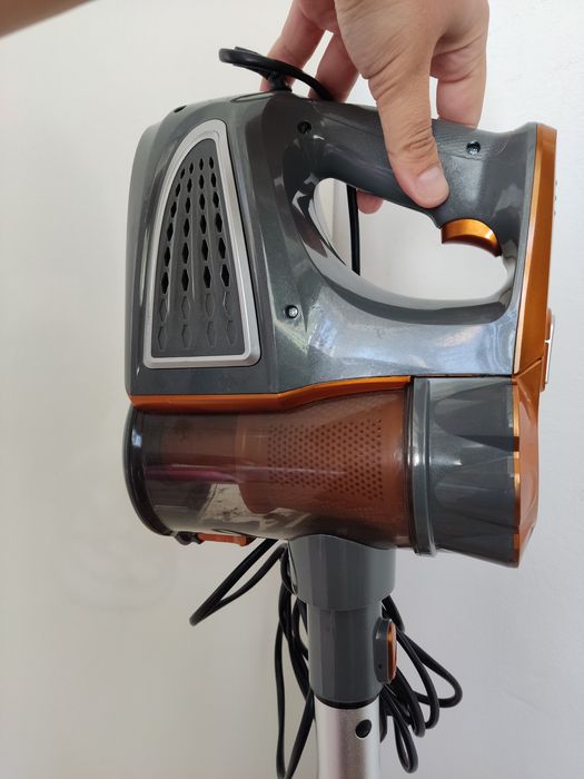 Aspirator vertical Emerio cu fir