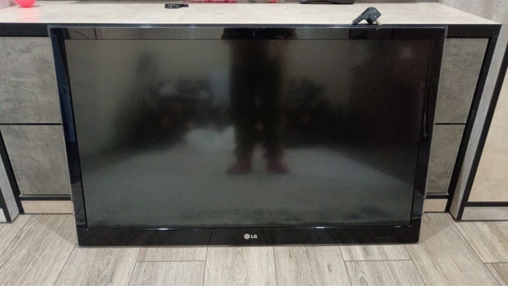 Продам телевизор 107 см