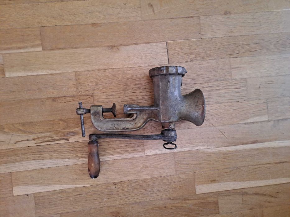 Ръчна руска месомелачка за мелене на месо за кайма, зеленчуци и др.