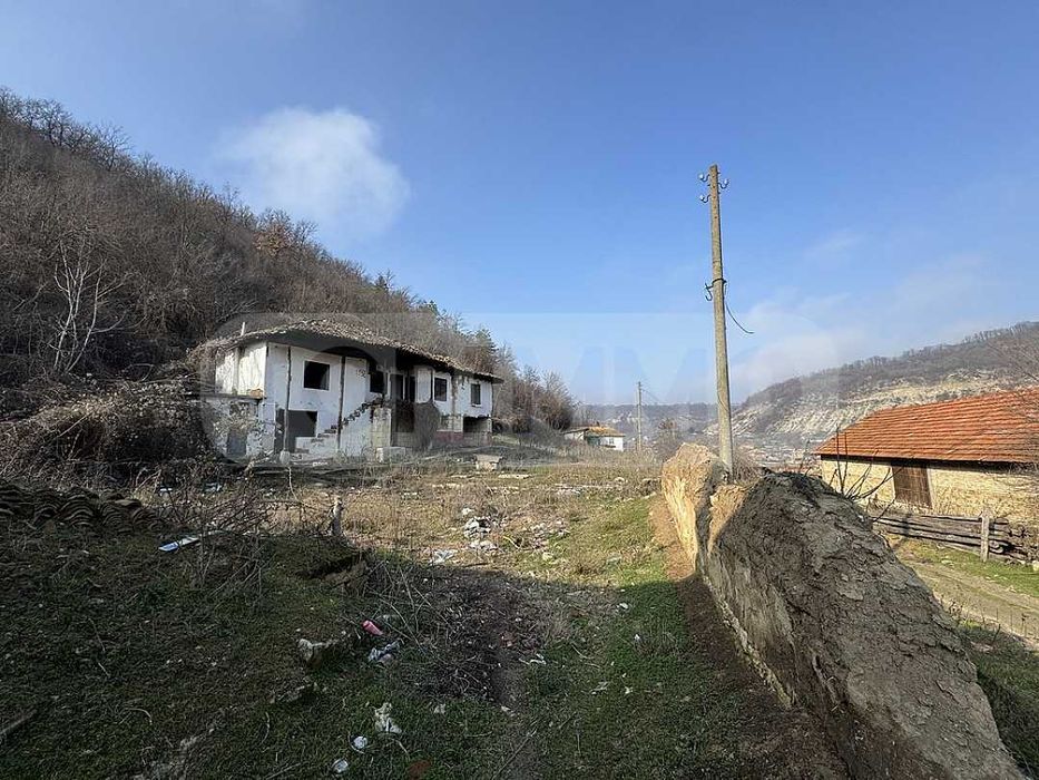 Къща в живописното село Сваленик