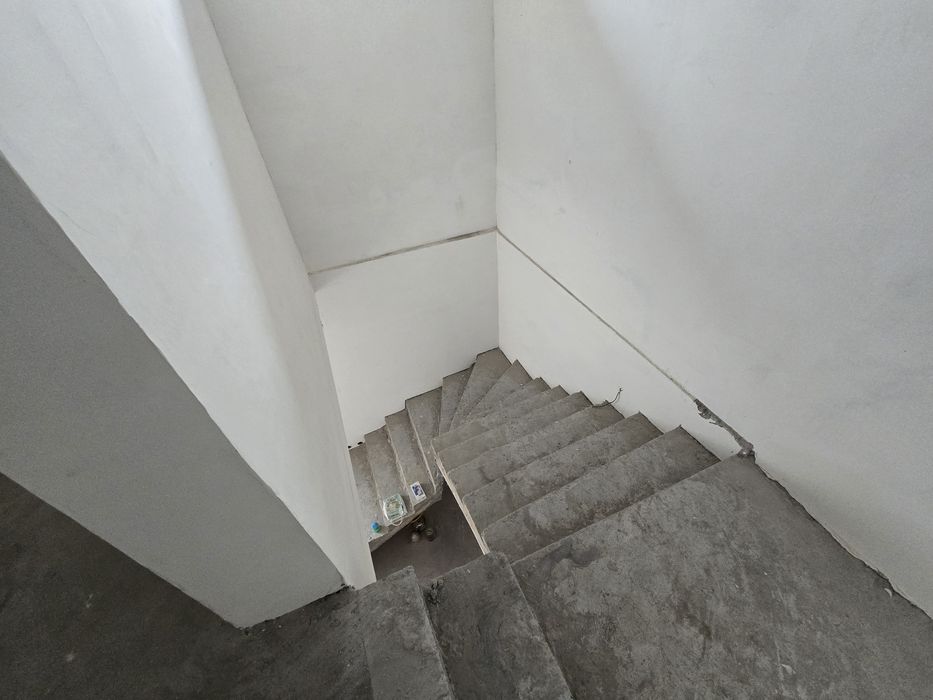 Fargona shaxar savxoz mil guardia oldida 2 kavatlik 6 xonalik 2 sotix