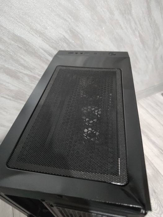 Carcasă PC Aerocool cu panou lateral din sticlă securizată și 4 ventilatoare RGB