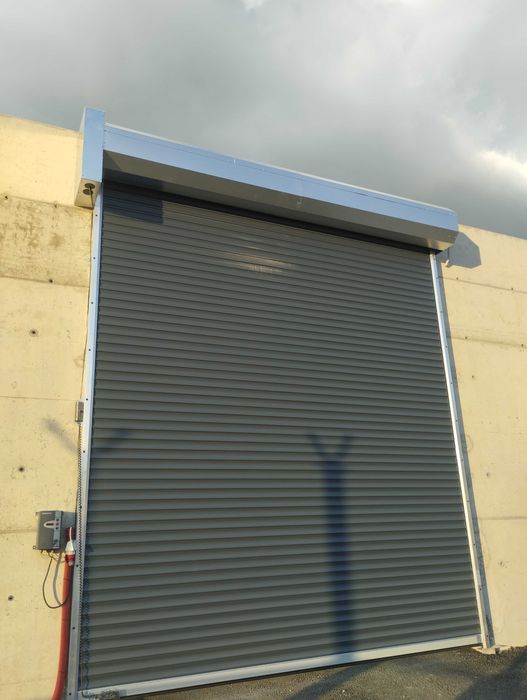 Индустрални секционни врати за халета Хьорман