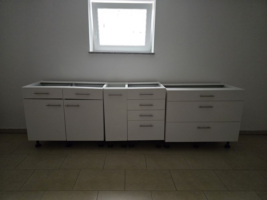 Vand mobilier de bucatarie si masa din lemn de stejar