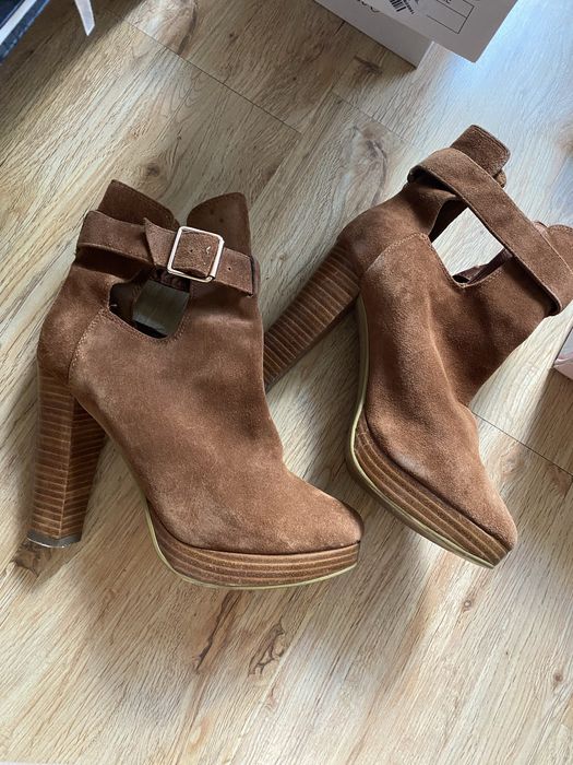 Дамски боти на ток