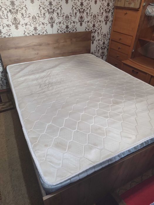 Продам двуспальную кровать с матрасом