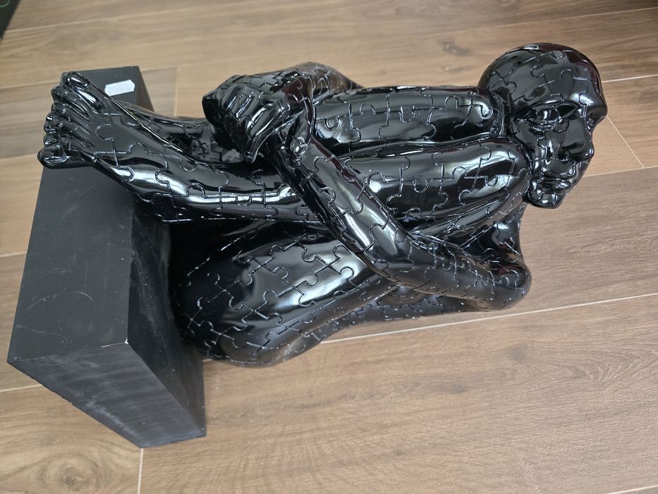 Statuetă decorativă neagră, model puzzle - figură umană ghemuită, 50 cm
