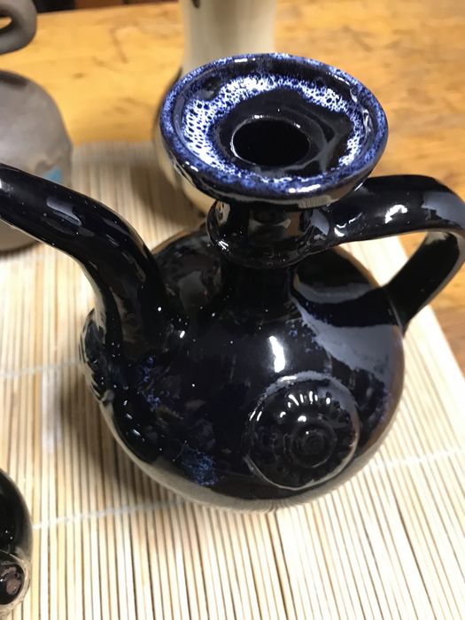 4 стомнички и 2 вазички от керамика.