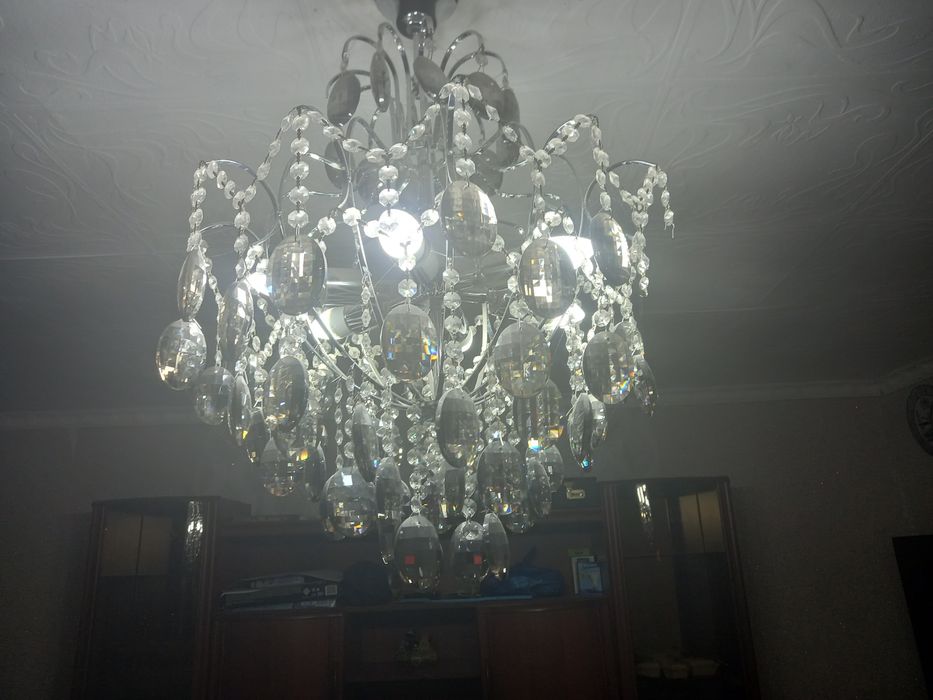 Продам люстру срочно 5000.