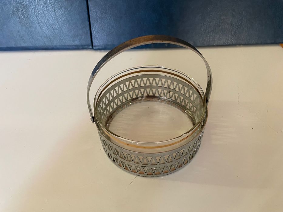 Малка бонбониера от метал и стъкло