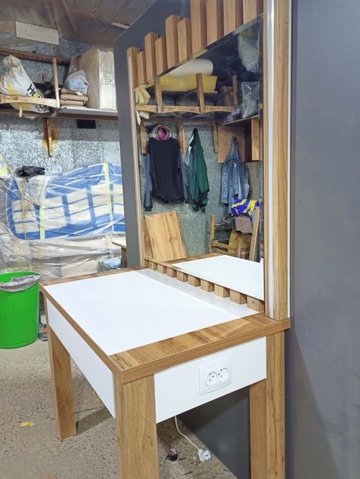 Современное трюмо с подсветкой .