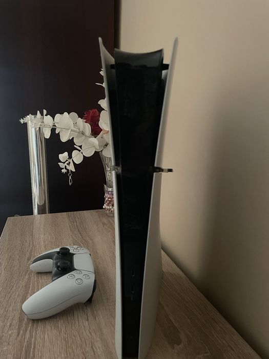 Vând consola Playstation 5 slim Digital Edition 1TB SSD