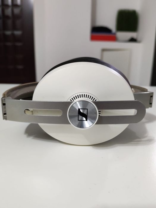 Sennheiser Momentum 3 (ca noi) impecabile.