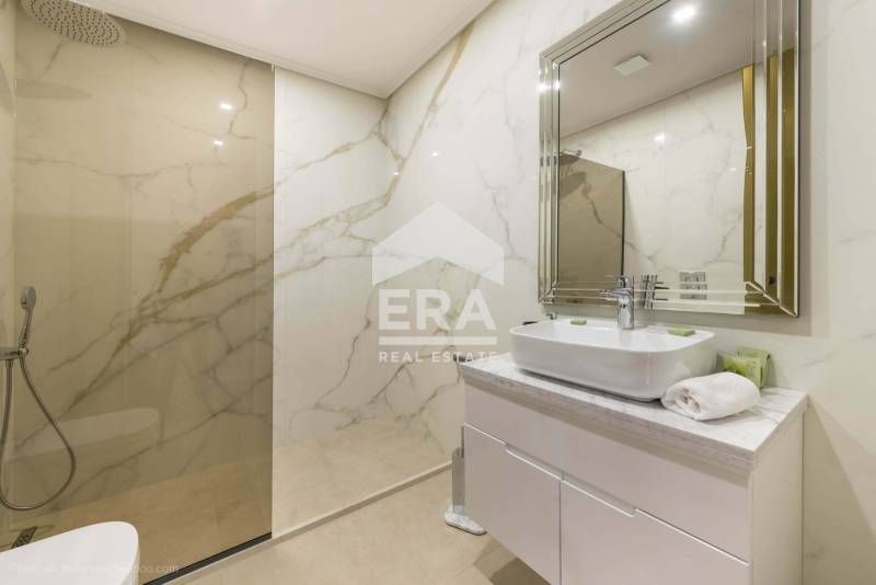 Луксозен тристаен апартамент за продажба в затворен комплекс, на брега