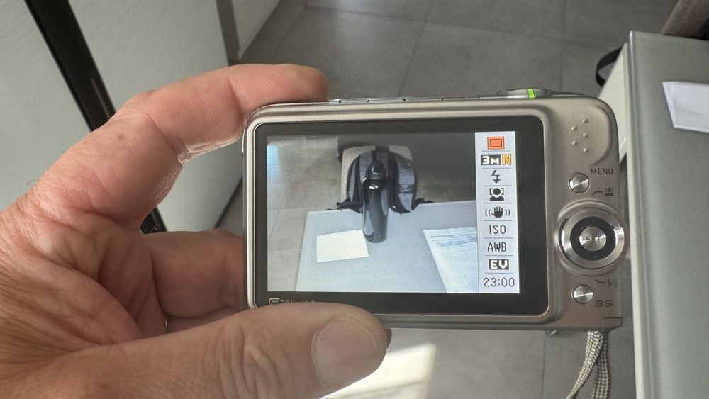 Vand aparat foto digital Casio , imprima data pe poza .