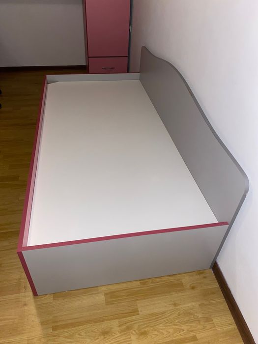 Mobilă roz, în stare foarte bună, formată din birou, pat și dulap.