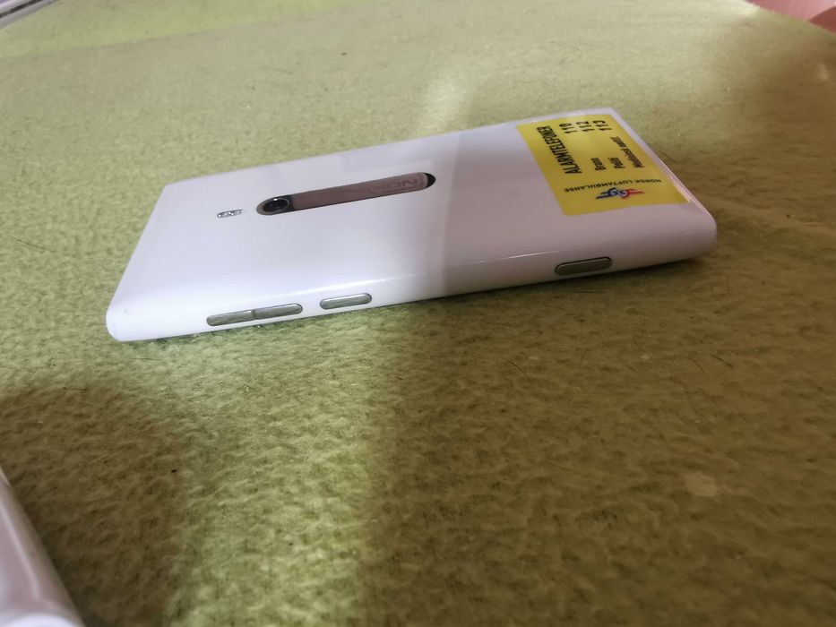 Nokia Lumia 800 cu incarcator si cablu de date