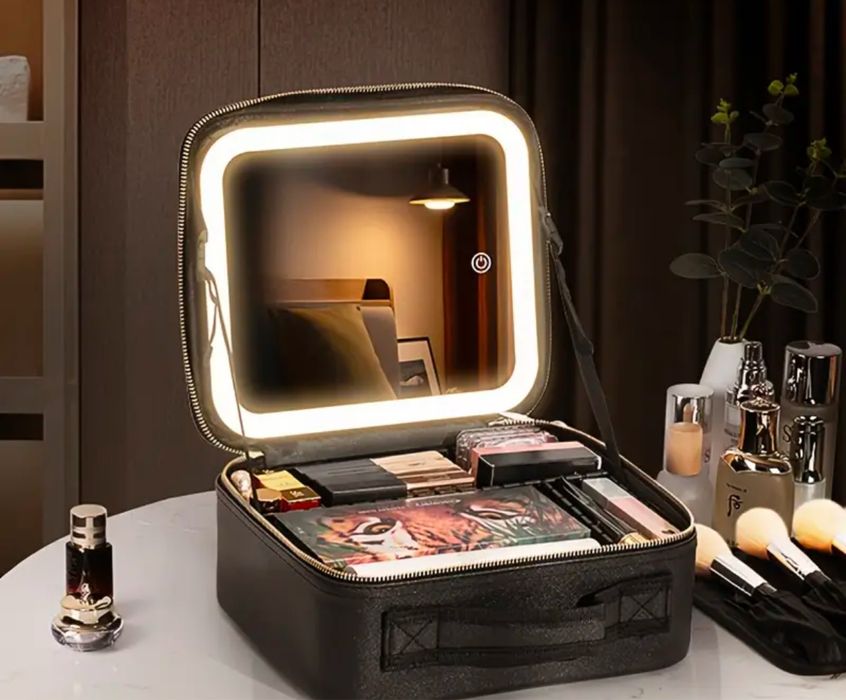 Чантичка с огледало и уред за уголемяване на устни