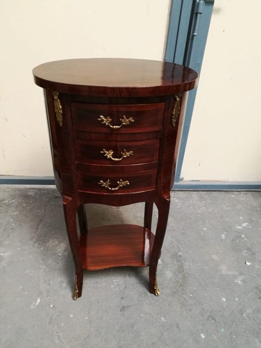 Comodina in stil francez cu 3 sertare ,intarsii și elemente bronz o pi