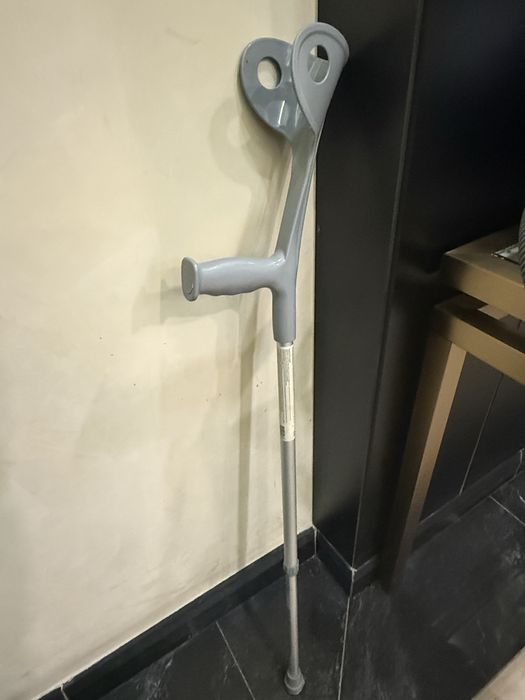 Костыль (использовался после травмы)