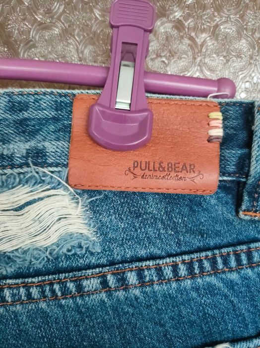 Дамски дънки Pull & Bear на кръпки, в отлично състояние. 36 номер.