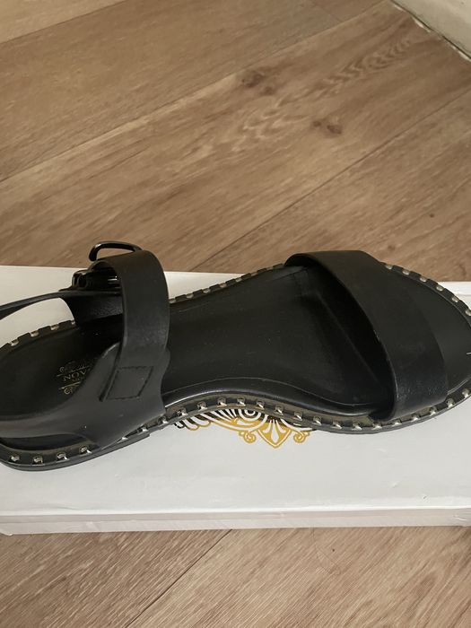 Летняя обувь все сандали по 4000!