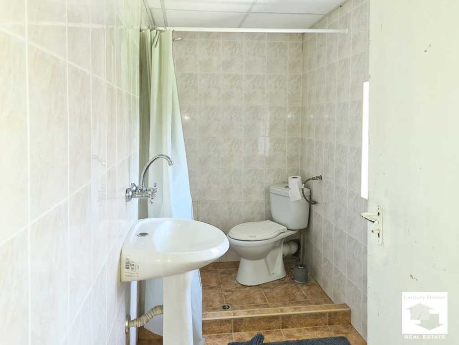 116218 Двуетажна къща с равен двор и стопански постройки в с. Ресен