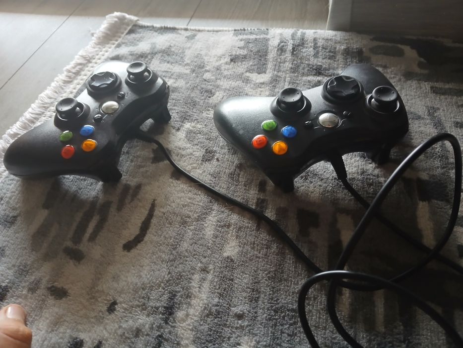 Consolă Xbox 360 S (Slim) + 2 Manete + Joc GTA 5 Complet (2 Discuri)