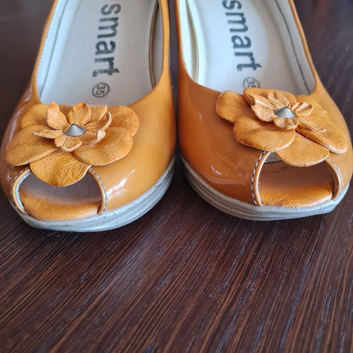 Дамски кожени сандали