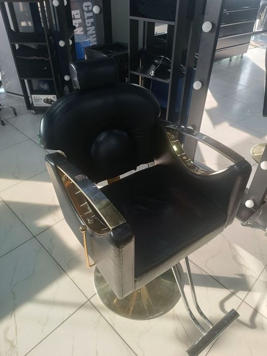 Продаётся комплект кресло парикмахера,зеркало,помощница