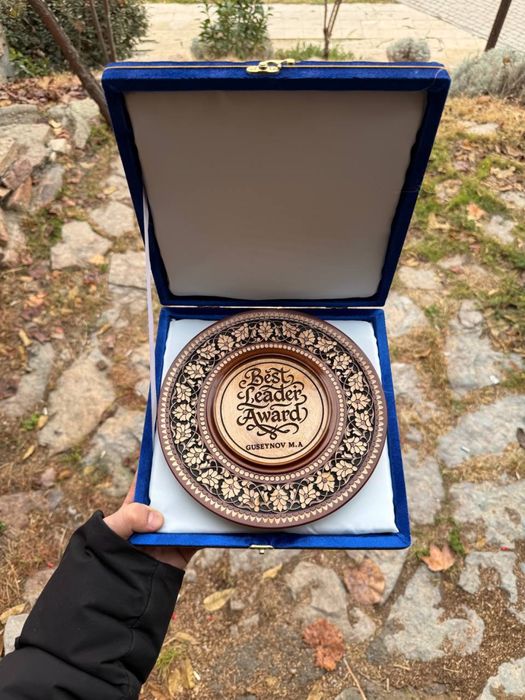 Декоративное блюдо из орехового дерева — ручная работа с логотипом