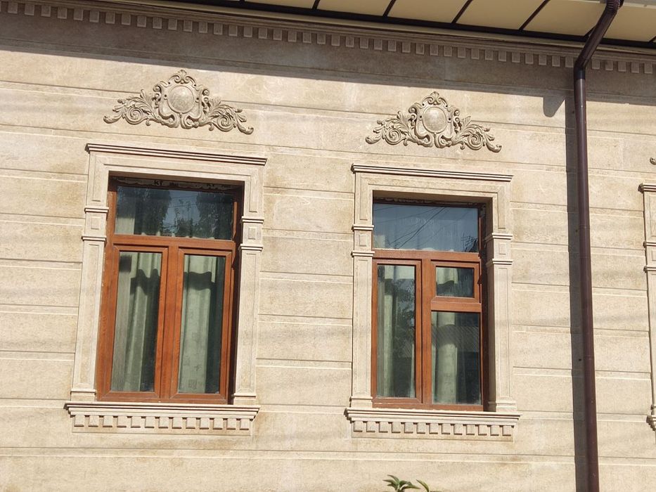 Granit , Travertin , Marmar toshlardan . Uyning fasad va sokillariga.
