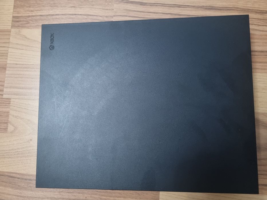 Se vinde Xbox One X