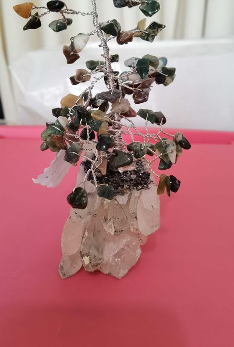 Дръвче от камъчета ахати и постамент кристал