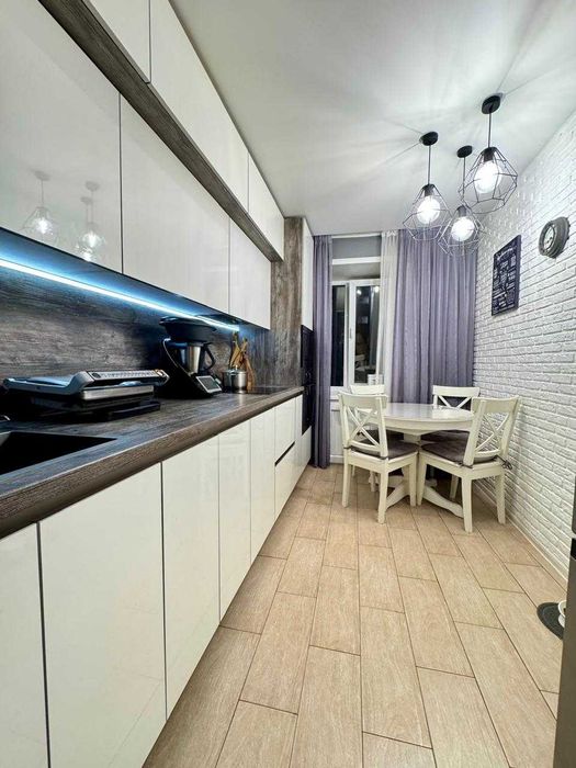 Продам 3 комн. кв., район 8 шк.