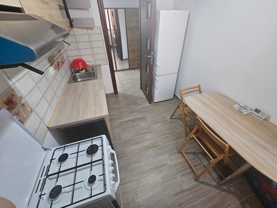 Proprietar închiriez Garsoniera 46 mp, modern cu bucatarie inchisa și loc de parcare, in fata geamului
