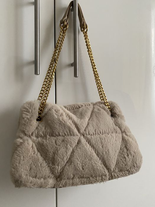 Geanta Liu Jo Lapuffy bej, faux fur, ca noua, lant auriu, originala
