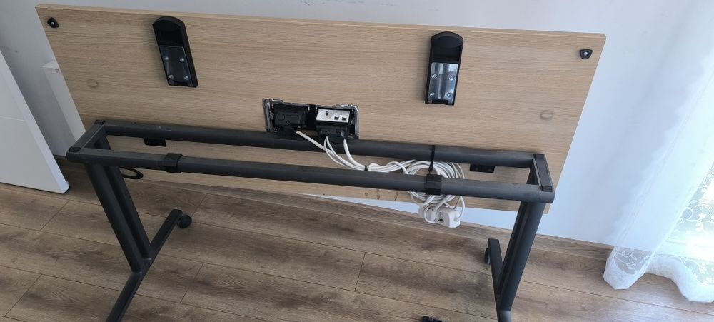 Професионално офис бюро 150x90 с вградена двойна Pop-up розетка Legrand